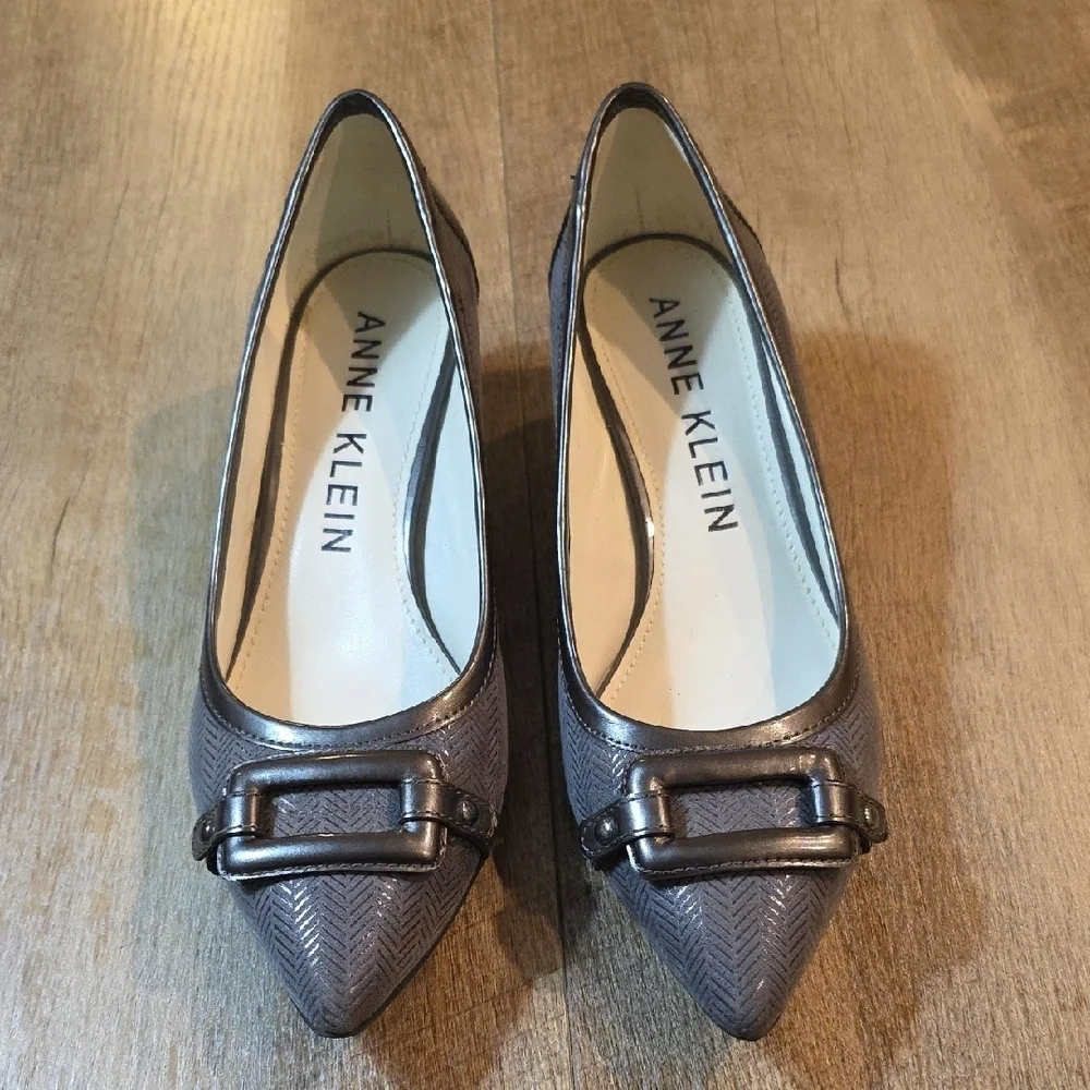 Anne Klein- Akmelanie Gray Kitten Heel. Size 9